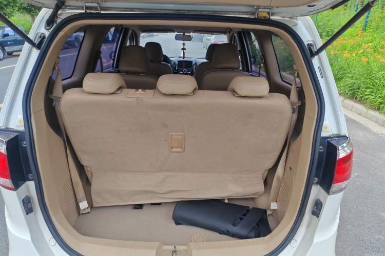 Used Baojun 730 2014 1.5L manual Comfort version 7 seats Trunk