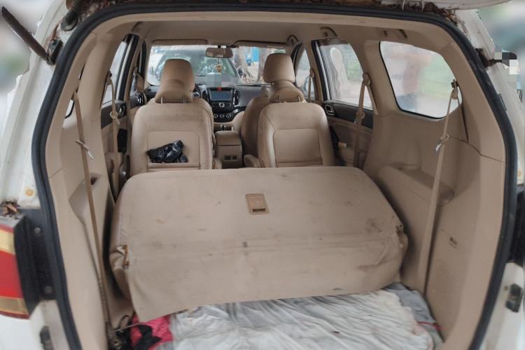 Used Baojun 730 2014 1.5L manual Comfort version 7 seats Trunk