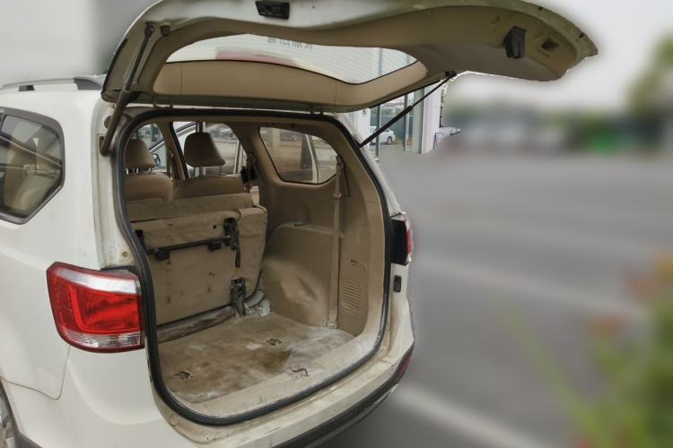 Used Baojun 730 2014 1.5L manual luxury trim 7 seats Trunk
