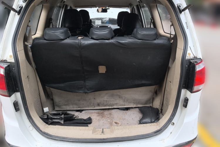 Used Baojun 730 2014 1.5L manual standard trim 7 seats Trunk