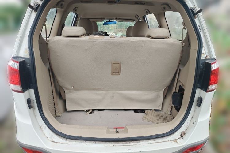 Used Baojun 730 2014 1.5L manual standard trim 7 seats Trunk