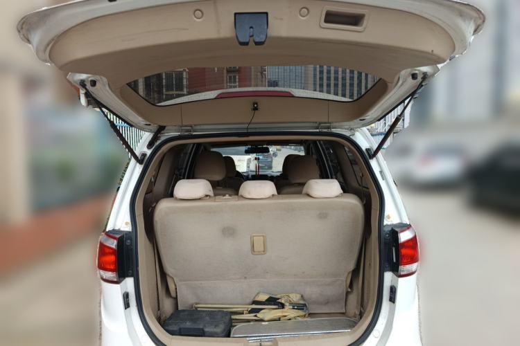 Used Baojun 730 2014 1.5L manual luxury trim 7 seats Trunk