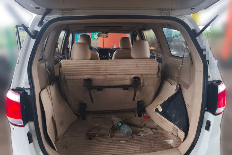 Used Baojun 730 2014 1.5L manual luxury trim 7 seats Trunk