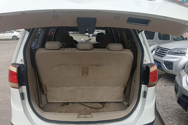 Used Baojun 730 2014 1.5L manual luxury trim 7 seats Trunk