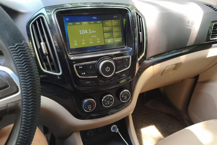 Used Baojun 730 2014 1.5L manual Comfort version 7 seats Audio And AC Panel