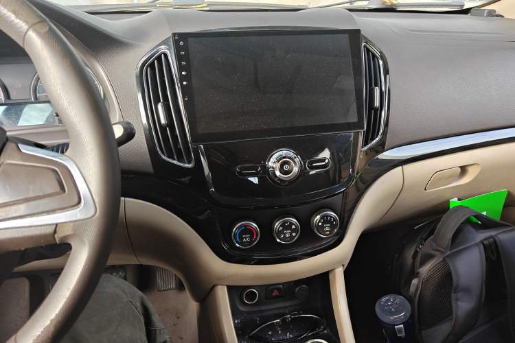 Used Baojun 730 2014 1.5L manual Comfort version 7 seats Audio And AC Panel