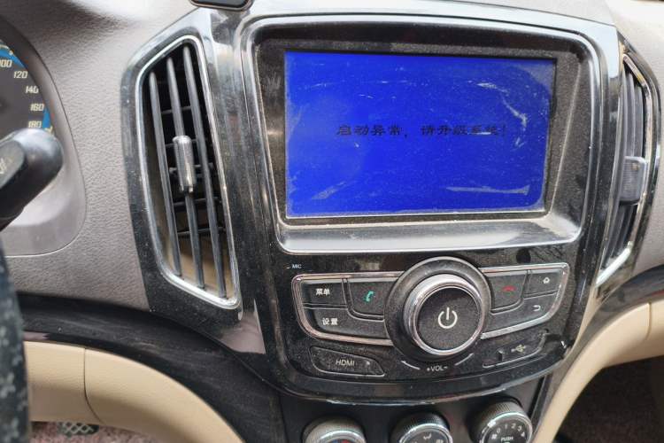 Used Baojun 730 2014 1.5L manual Comfort version 7 seats Audio And AC Panel