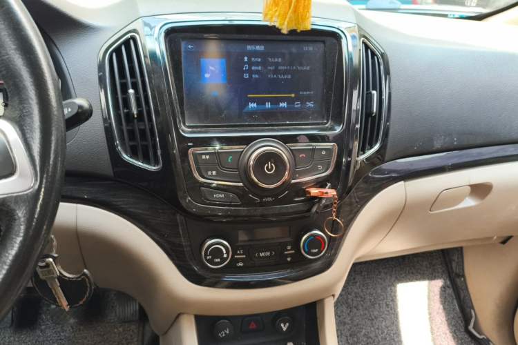 Used Baojun 730 2014 1.5L manual luxury trim 7 seats Audio And AC Panel