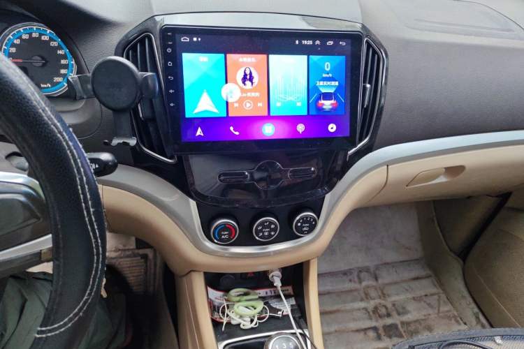 Used Baojun 730 2014 1.5L manual standard trim 7 seats Audio And AC Panel