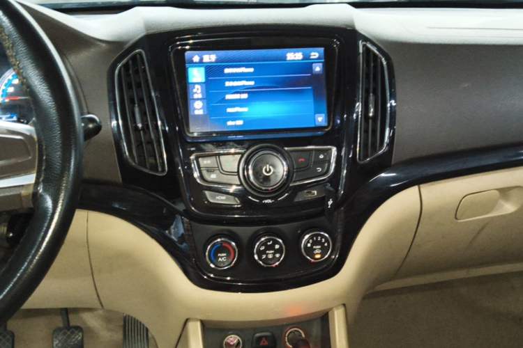 Used Baojun 730 2014 1.5L manual Comfort version 7 seats Audio And AC Panel