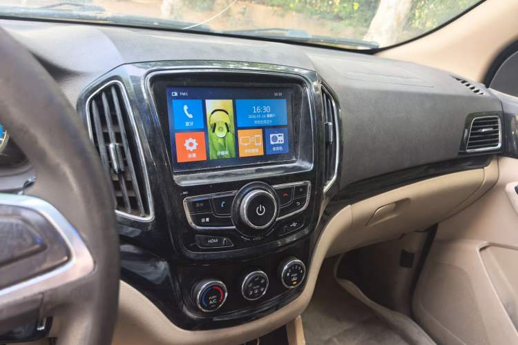 Used Baojun 730 2014 1.5L manual Comfort ESP version 7 seats Audio And AC Panel