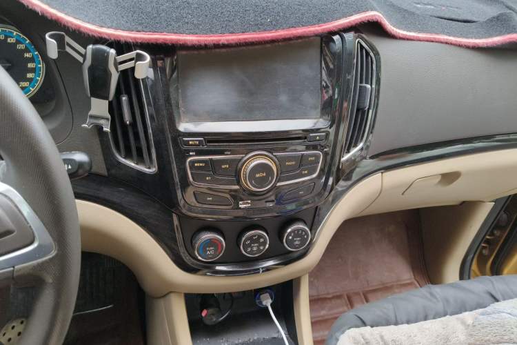 Used Baojun 730 2014 1.5L manual Comfort ESP version 7 seats Audio And AC Panel