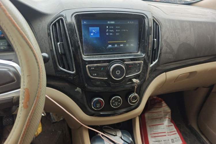 Used Baojun 730 2014 1.5L manual Comfort ESP version 7 seats Audio And AC Panel