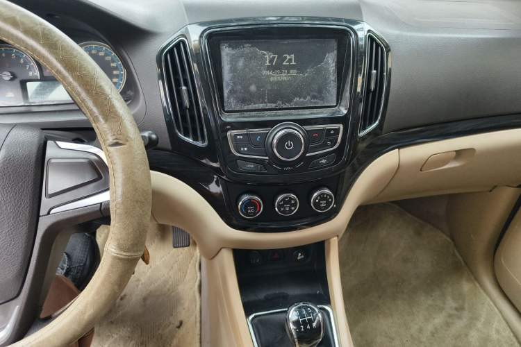 Used Baojun 730 2014 1.5L manual Comfort version 7 seats Audio And AC Panel