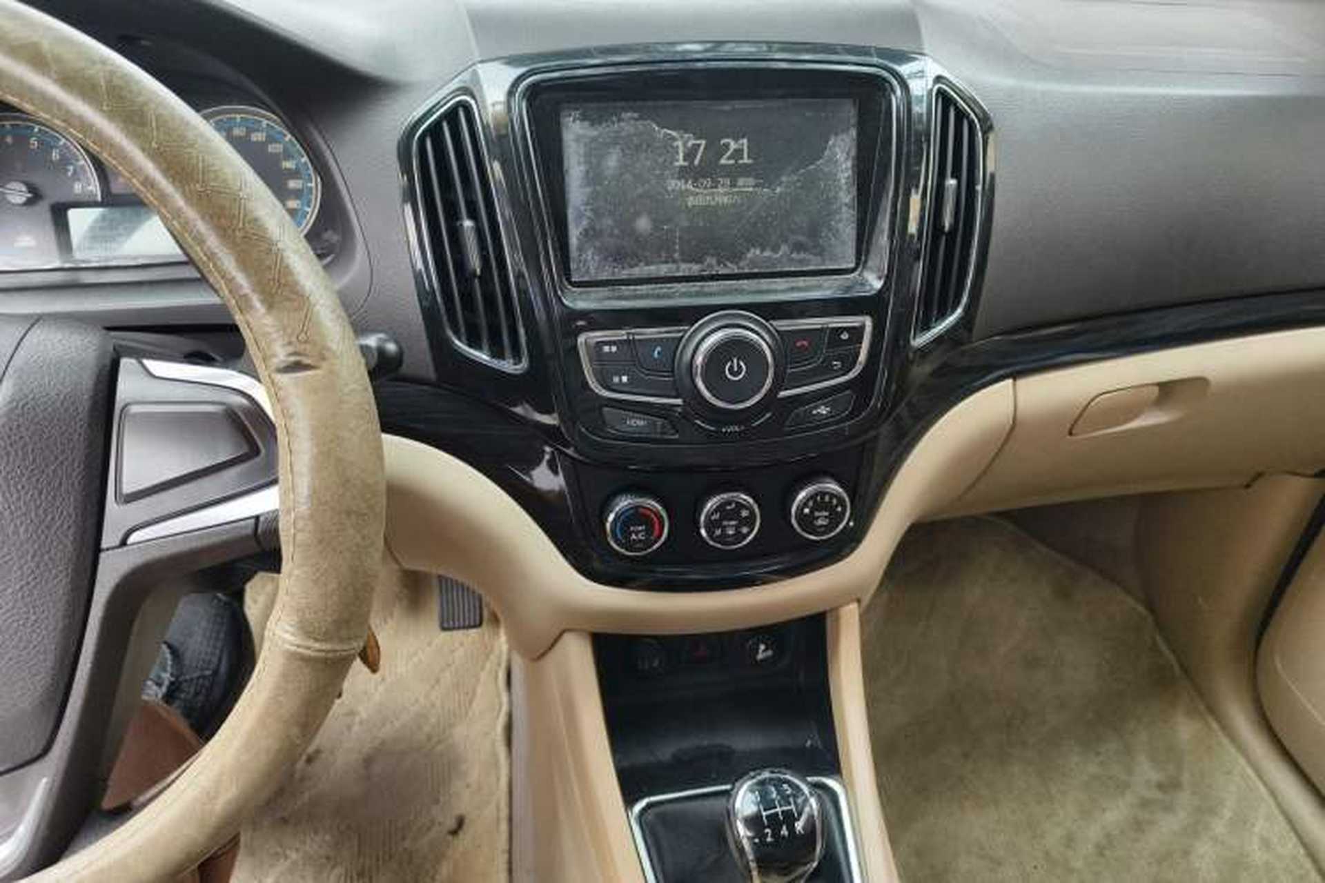 Used Baojun 730 2014 1.5L manual Comfort version 7 seats Audio And AC Panel