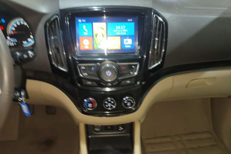 Used Baojun 730 2014 1.5L manual Comfort version 7 seats Audio And AC Panel