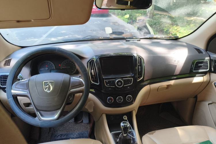 Used Baojun 730 2014 1.5L manual Comfort version 7 seats Center Console