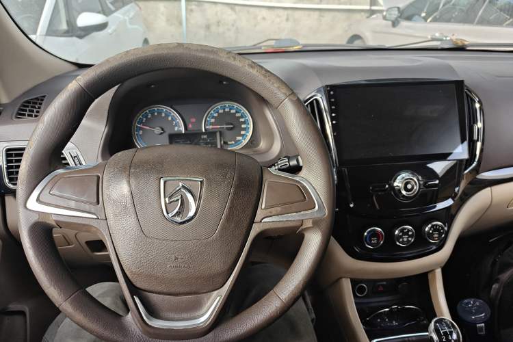 Used Baojun 730 2014 1.5L manual Comfort version 7 seats Center Console