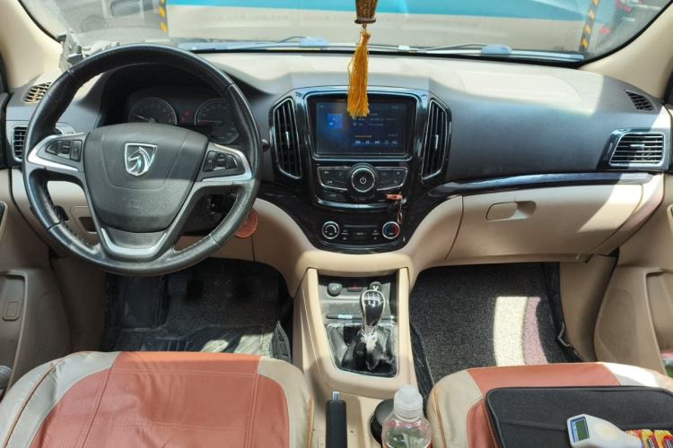 Used Baojun 730 2014 1.5L manual luxury trim 7 seats Center Console