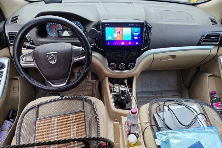 Used Baojun 730 2014 1.5L manual standard trim 7 seats Center Console