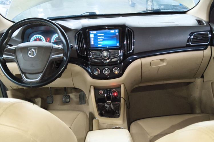 Used Baojun 730 2014 1.5L manual Comfort version 7 seats Center Console