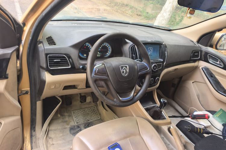 Used Baojun 730 2014 1.5L manual Comfort ESP version 7 seats Center Console