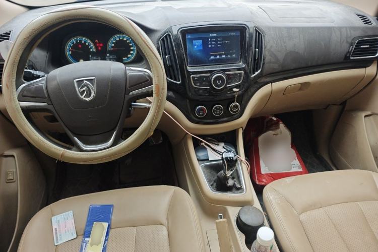 Used Baojun 730 2014 1.5L manual Comfort ESP version 7 seats Center Console