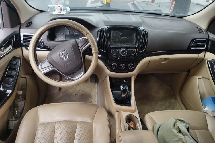 Used Baojun 730 2014 1.5L manual Comfort version 7 seats Center Console