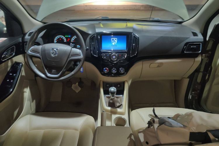 Used Baojun 730 2014 1.5L manual Comfort version 7 seats Center Console