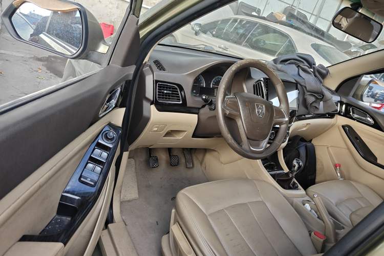 Used Baojun 730 2014 1.5L manual Comfort version 7 seats Driver Seat