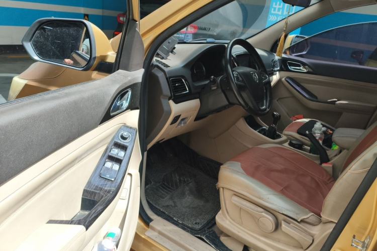 Used Baojun 730 2014 1.5L manual luxury trim 7 seats Driver Seat
