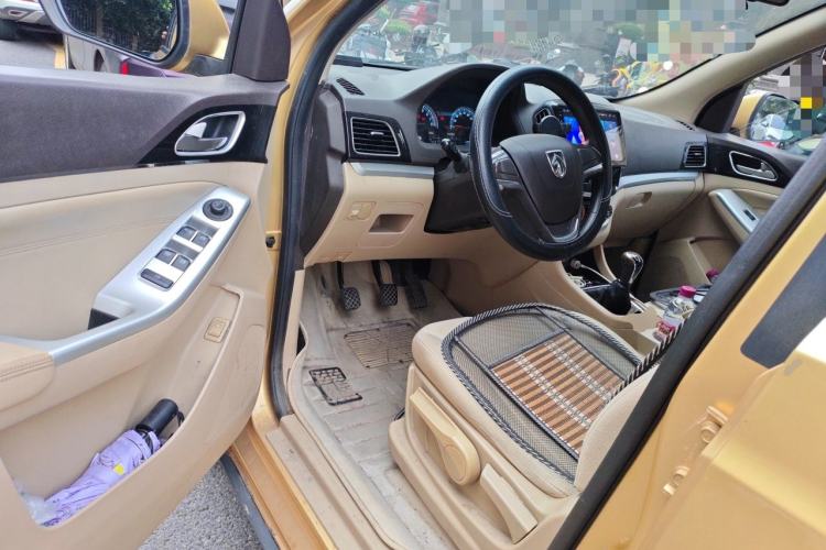 Used Baojun 730 2014 1.5L manual standard trim 7 seats Driver Seat