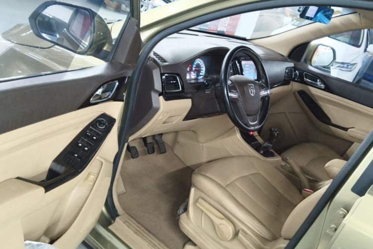 Used Baojun 730 2014 1.5L manual Comfort version 7 seats Driver Seat