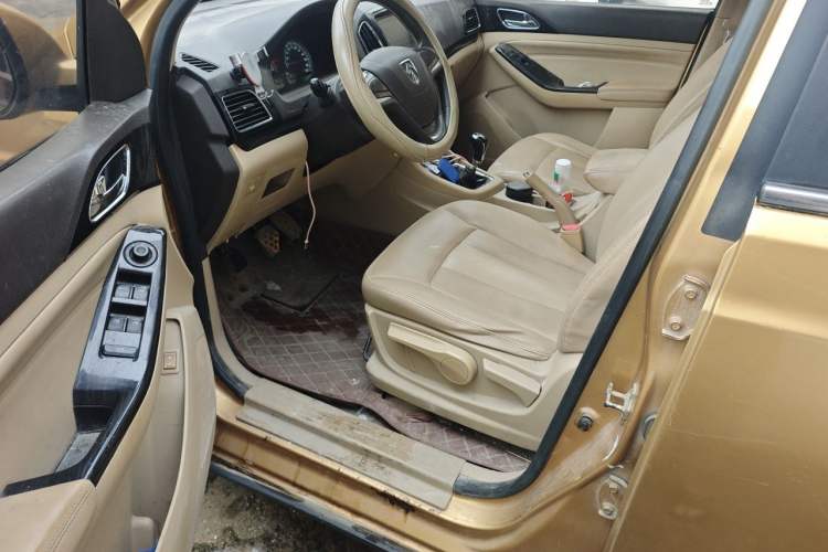 Used Baojun 730 2014 1.5L manual Comfort ESP version 7 seats Driver Seat