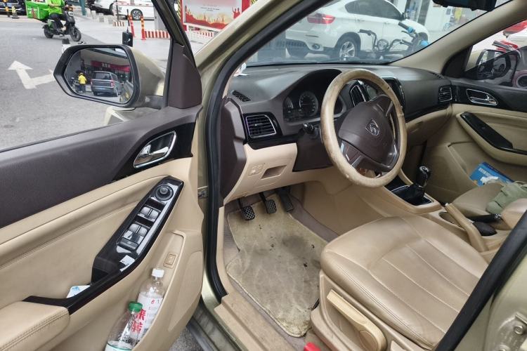 Used Baojun 730 2014 1.5L manual Comfort version 7 seats Driver Seat