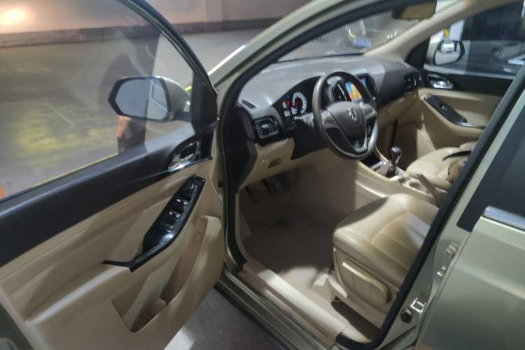 Used Baojun 730 2014 1.5L manual Comfort version 7 seats Driver Seat
