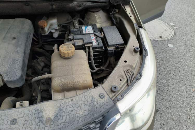 Used Baojun 730 2014 1.5L manual Comfort version 7 seats Engine Bay Left