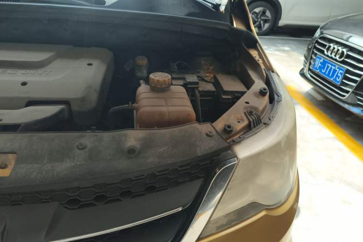 Used Baojun 730 2014 1.5L manual luxury trim 7 seats Engine Bay Left