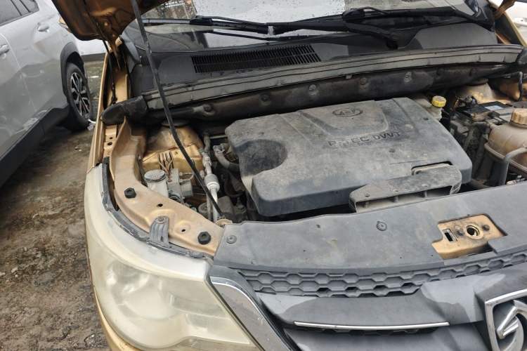 Used Baojun 730 2014 1.5L manual Comfort ESP version 7 seats Engine Bay Right