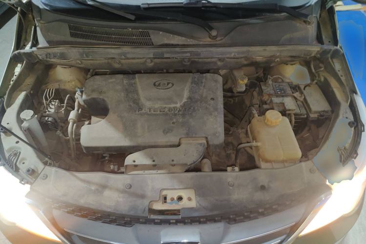 Used Baojun 730 2014 1.5L manual Comfort version 7 seats Engine Bay