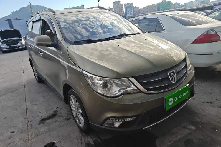 Used Baojun 730 2014 1.5L manual Comfort version 7 seats Front Right 45 Deg