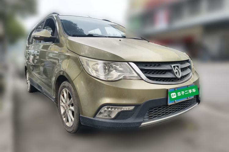 Used Baojun 730 2014 1.5L manual Comfort version 7 seats Front Right 45 Deg