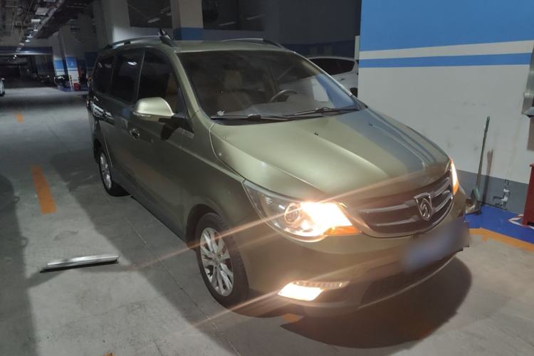 Used Baojun 730 2014 1.5L manual Comfort version 7 seats Front Right 45 Deg