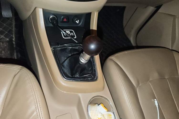 Used Baojun 730 2014 1.5L Manual Luxury Navigation ESP Version 7 Seats Gear Lever