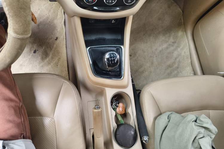 Used Baojun 730 2014 1.5L manual Comfort version 7 seats Gear Lever