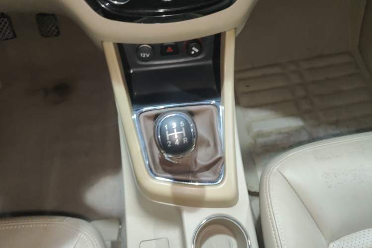 Used Baojun 730 2014 1.5L manual Comfort version 7 seats Gear Lever