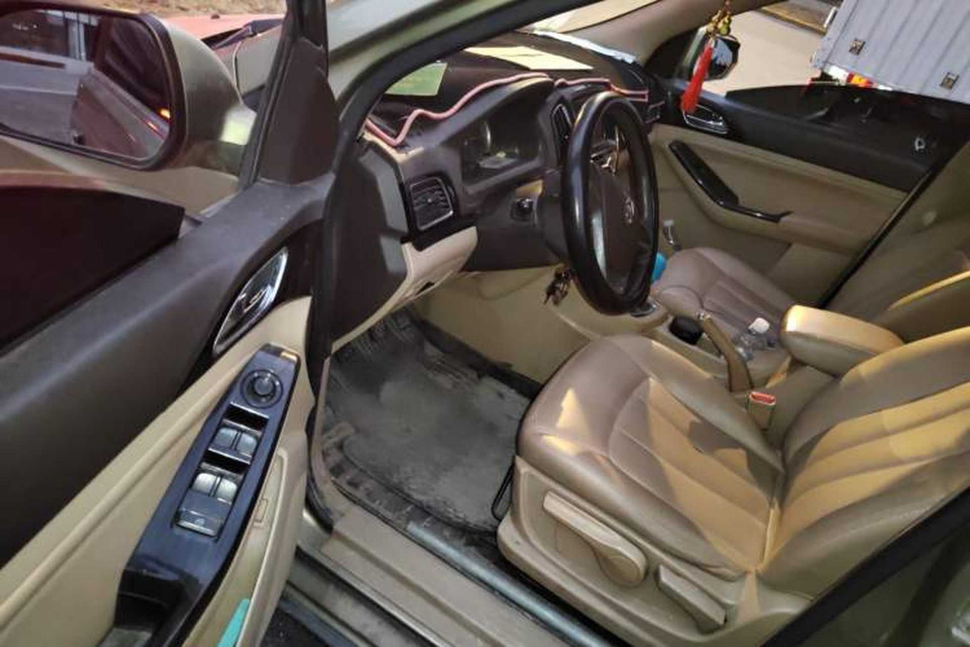Used Baojun 730 2014 1.5L manual Comfort ESP version 7 seats Interior 3