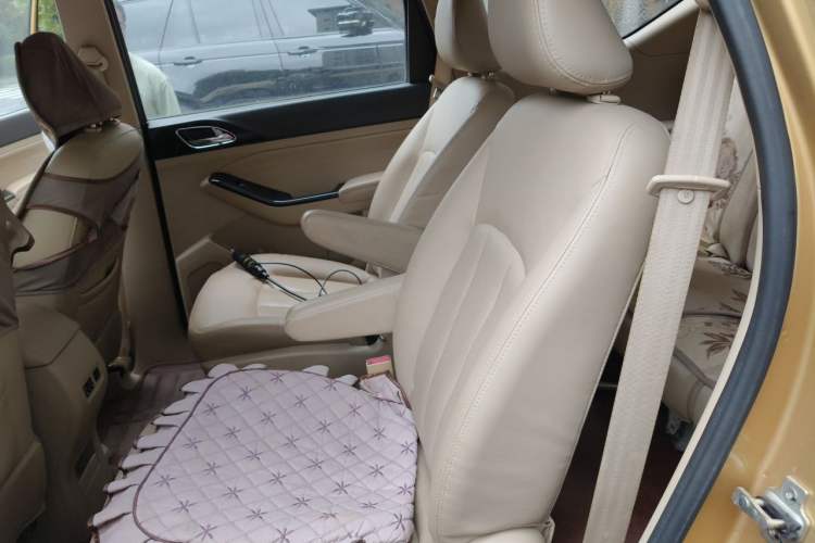 Used Baojun 730 2014 1.5L manual Comfort ESP version 7 seats Left Rear Seat