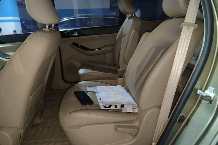 Used Baojun 730 2014 1.5L manual Comfort version 7 seats Left Rear Seat