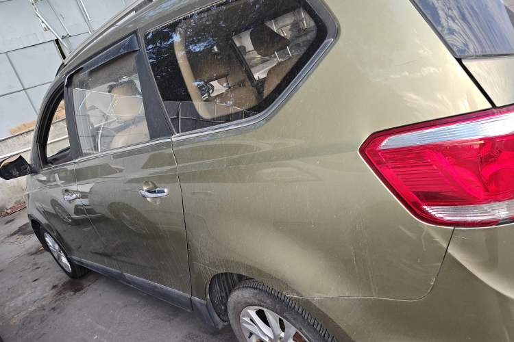 Used Baojun 730 2014 1.5L manual Comfort version 7 seats Left Side
